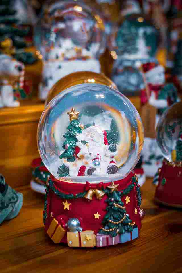 Winter Cabin Snow Globe