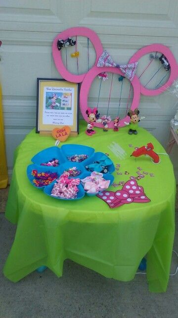 Minnie-Themed DIY Crown Station